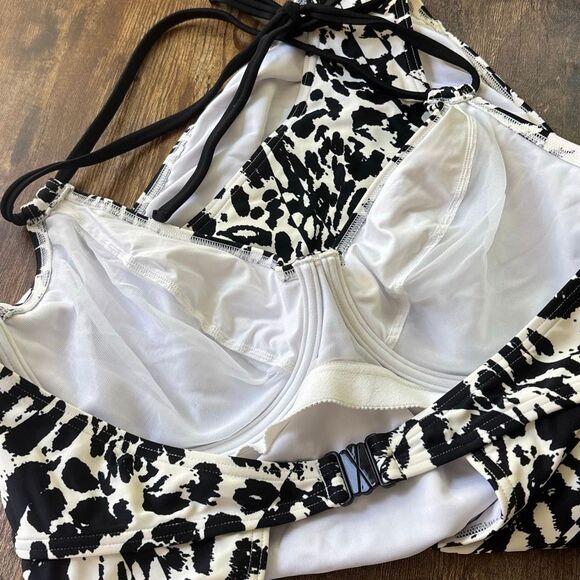 Stylish Black and White One-Piece Swimsuit - Picture 9 of 10